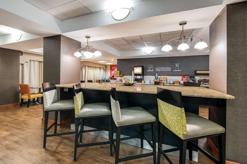 Hampton Inn Уинтър Хевън Ресторант снимка