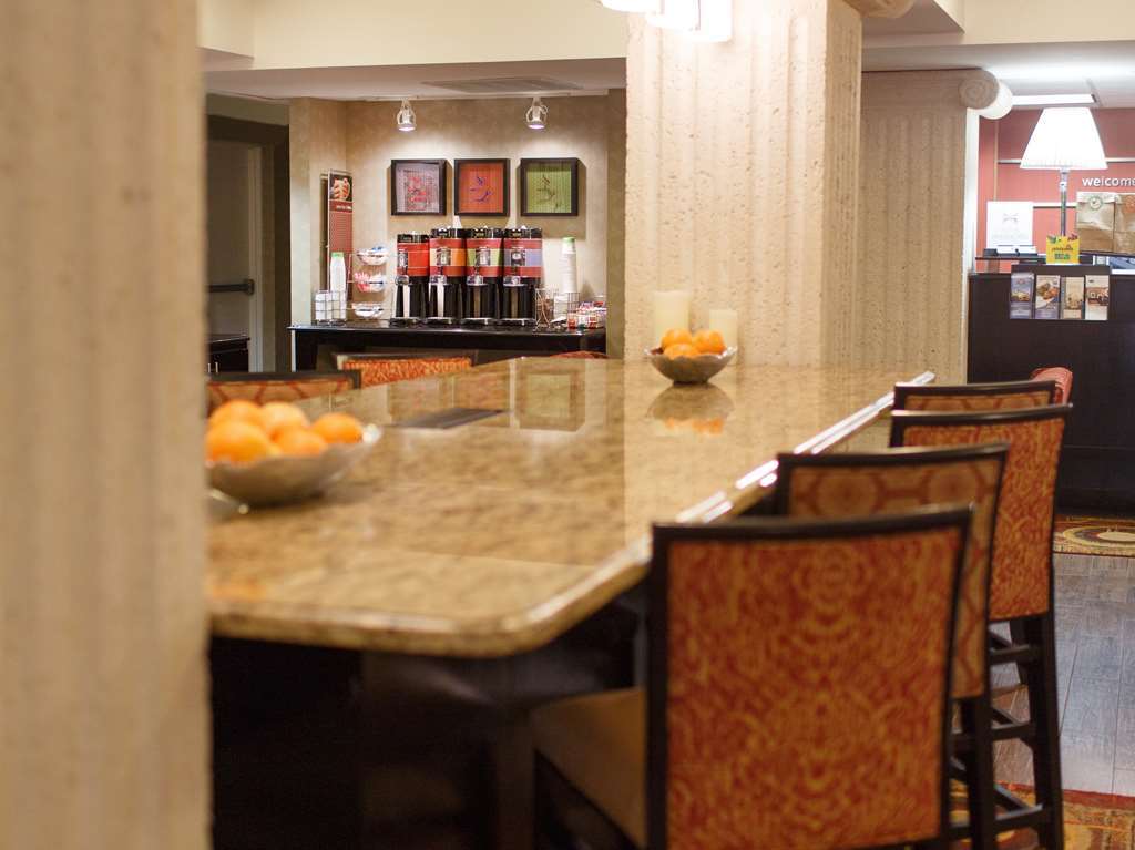 Hampton Inn Уинтър Хевън Ресторант снимка