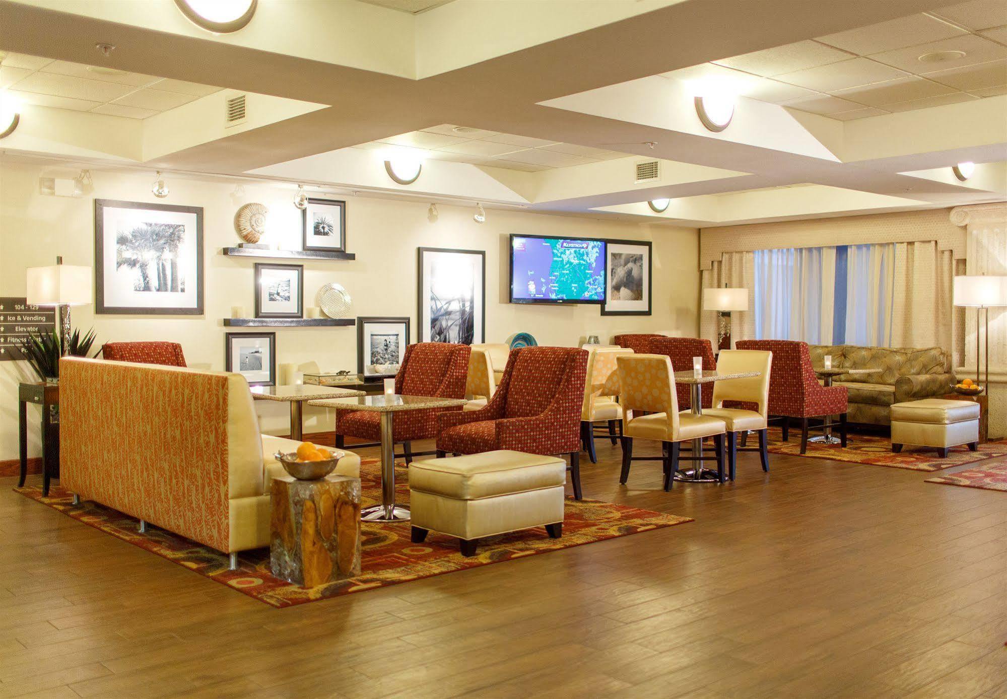 Hampton Inn Уинтър Хевън Екстериор снимка