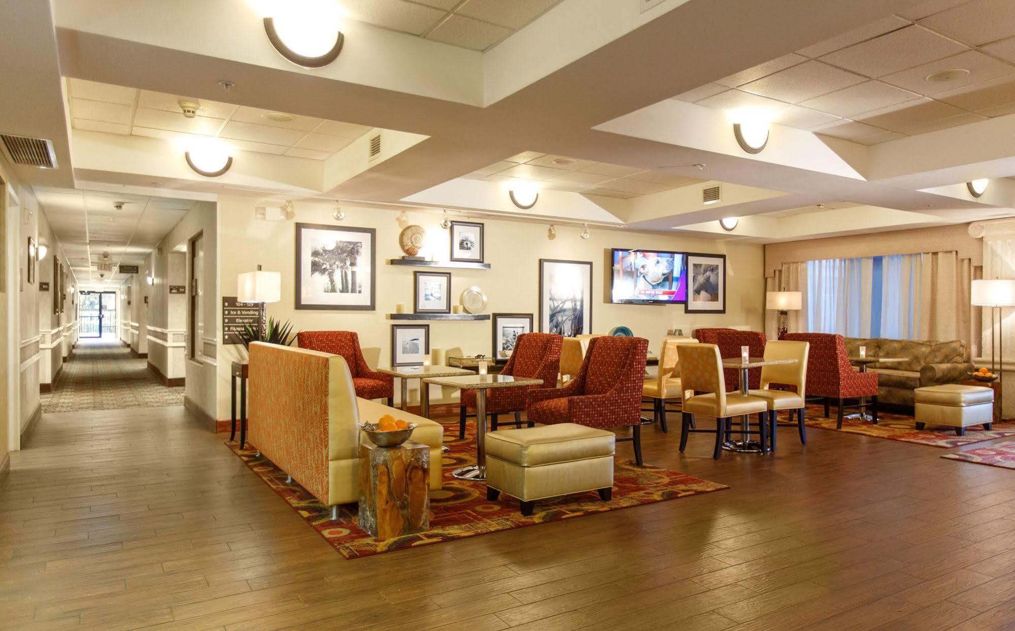 Hampton Inn Уинтър Хевън Екстериор снимка
