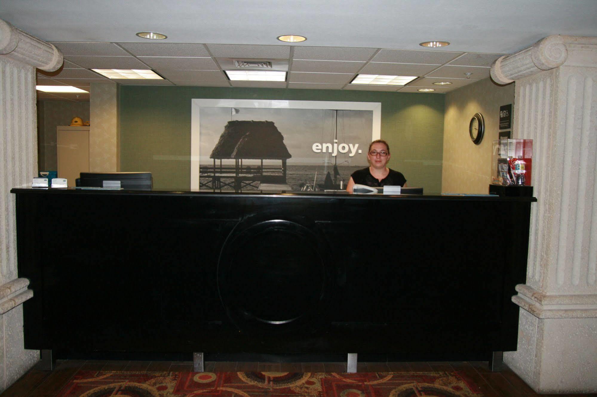 Hampton Inn Уинтър Хевън Екстериор снимка